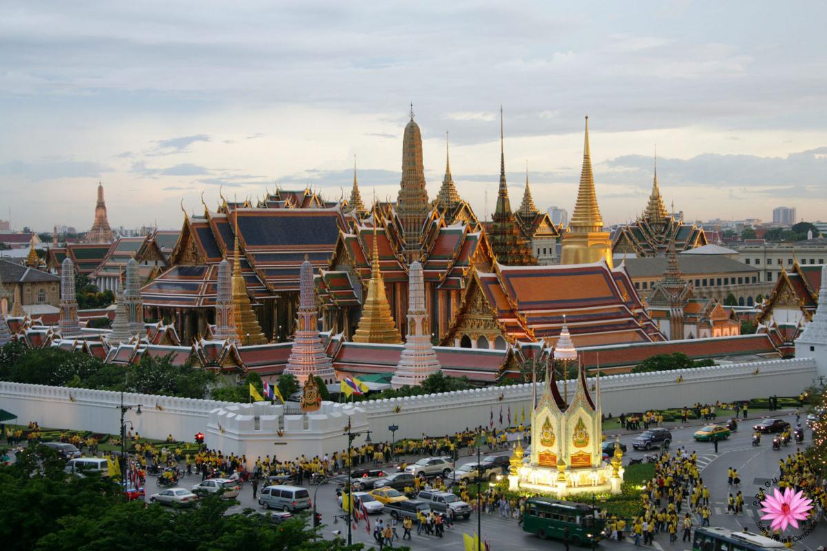 Thăm hoàng cung Thái Lan được phối hợp bởi kiến trúc Thái Lan và phong cách Phương Tây. Các công trình nơi đây nổi tiếng với sự rực rỡ, sự phát sáng của những vàng lá 24k được dán lên các tháp chùa.